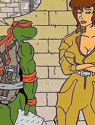 Avril O'Neil montrant ses gros seins et donnant branlette à Raphaël et Donatello comics