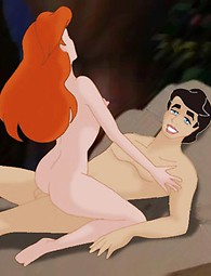 Ariel est excitée et veut plus de sexe. Elle se masturbe sur le rivage de la mer et baise avec son mec après.